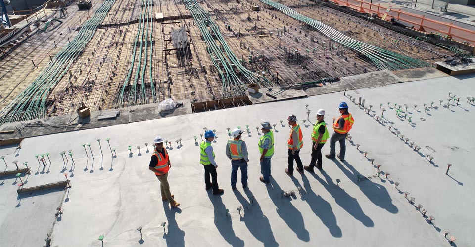 operai in un cantiere sotto osservazione