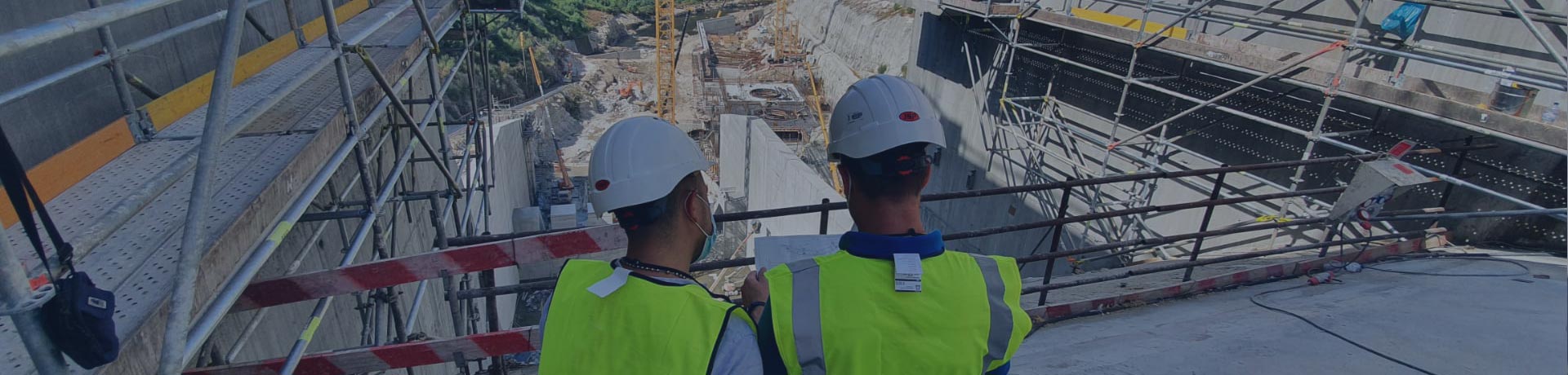 2 Dipendenti Apave che ispezionano un cantiere