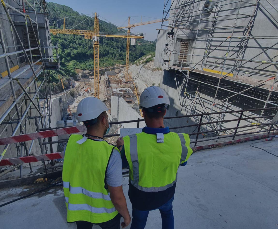 2 Dipendenti Apave che ispezionano un cantiere