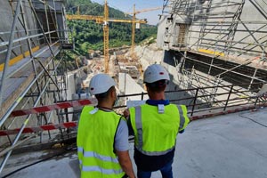 2 Dipendenti Apave che ispezionano un cantiere