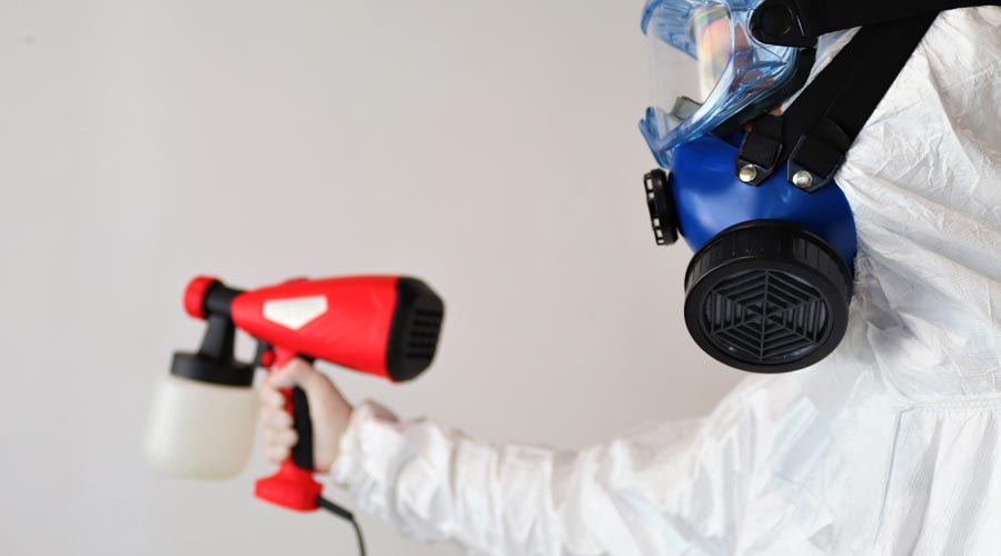 uomo disinfettante di parassiti in combinazione