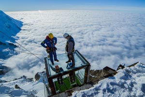 lavoratori in cima a una montagna