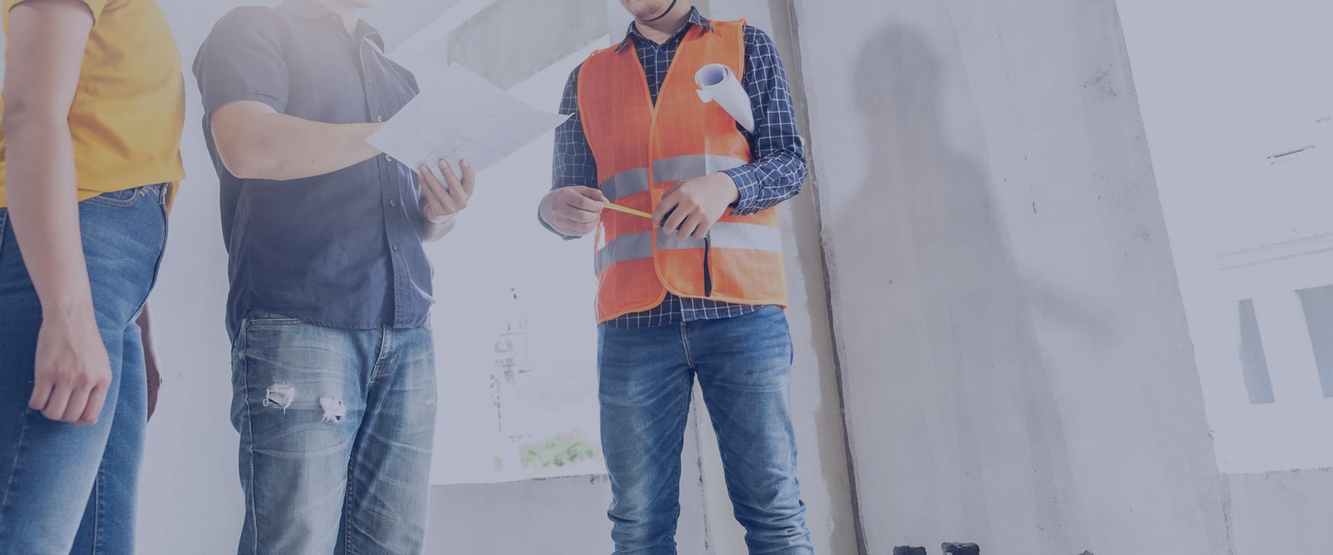 employés sur un site de construction