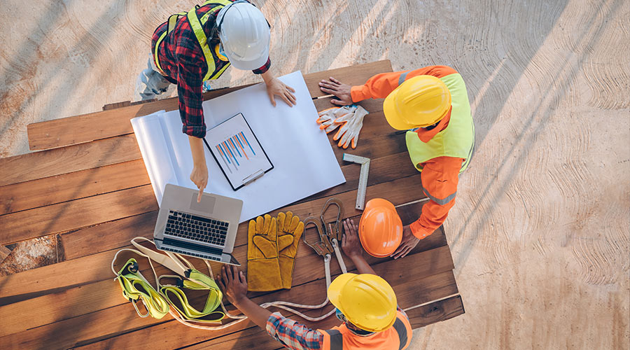 Apave worker's speaking about the plan of a building