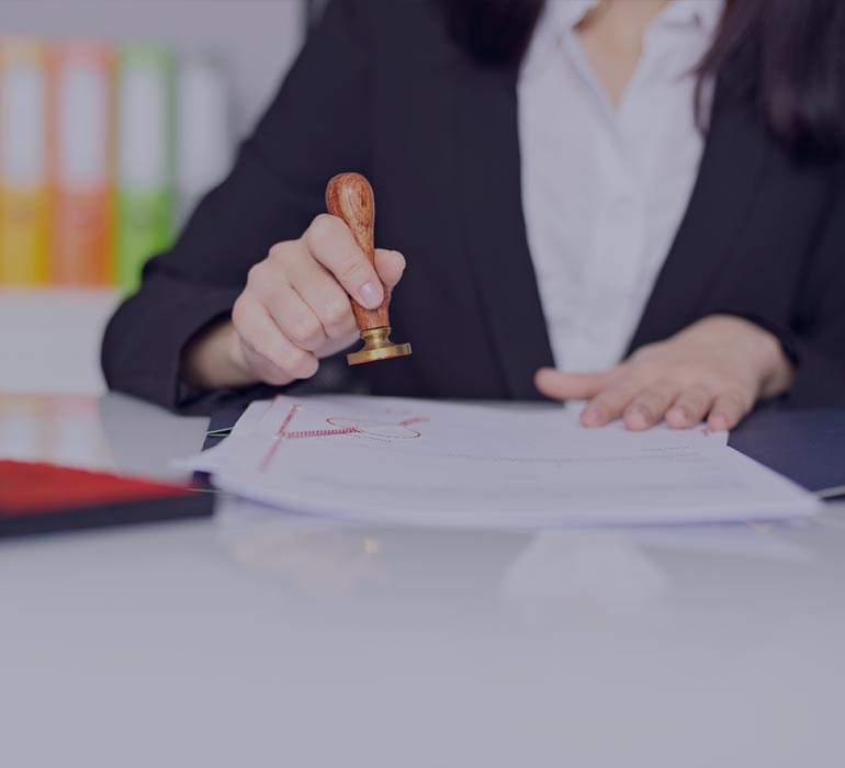 femme tamponnant une document d'accréditation