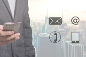 Homme avec son smartphone et des pictos adresse, mail, téléphone