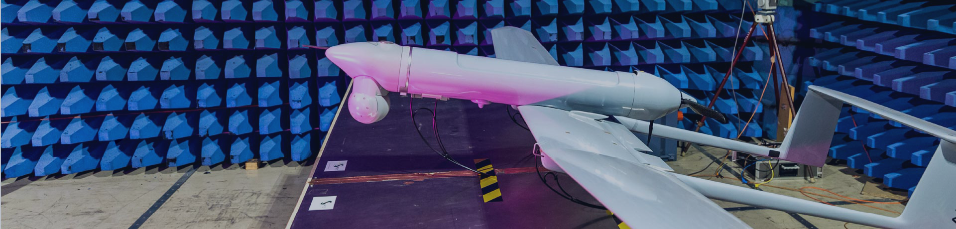 Un drône est installé dans une enceinte CEM