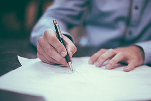 Un individu signe un document