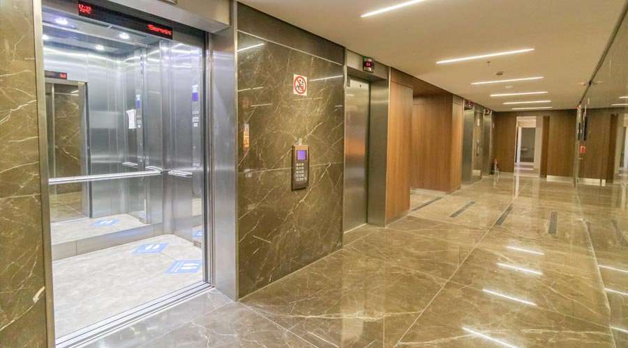 hội trường với một số thang máy