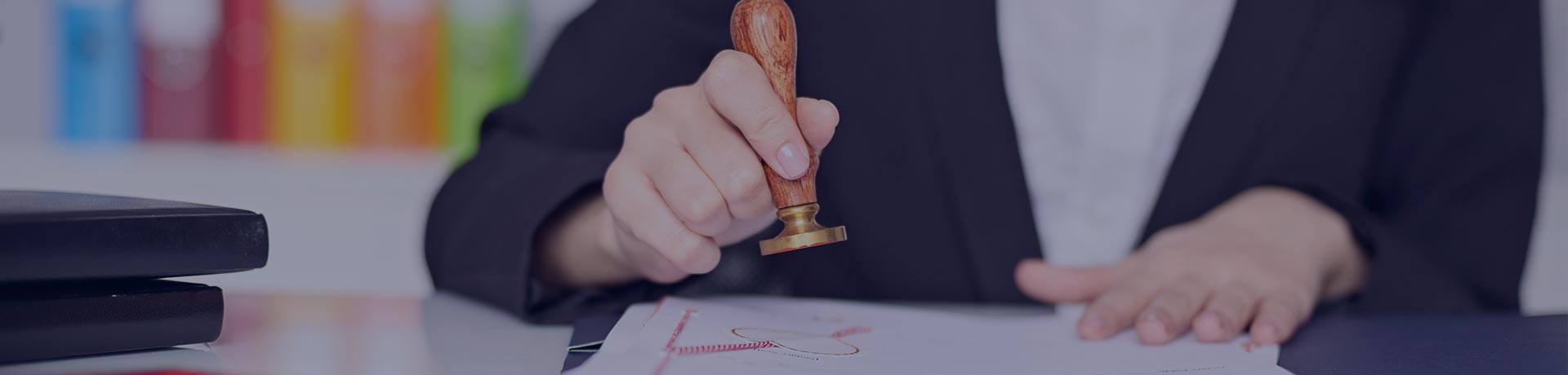 kiểm toán viên đóng dấu hồ sơ chứng nhận hệ thống quản lý