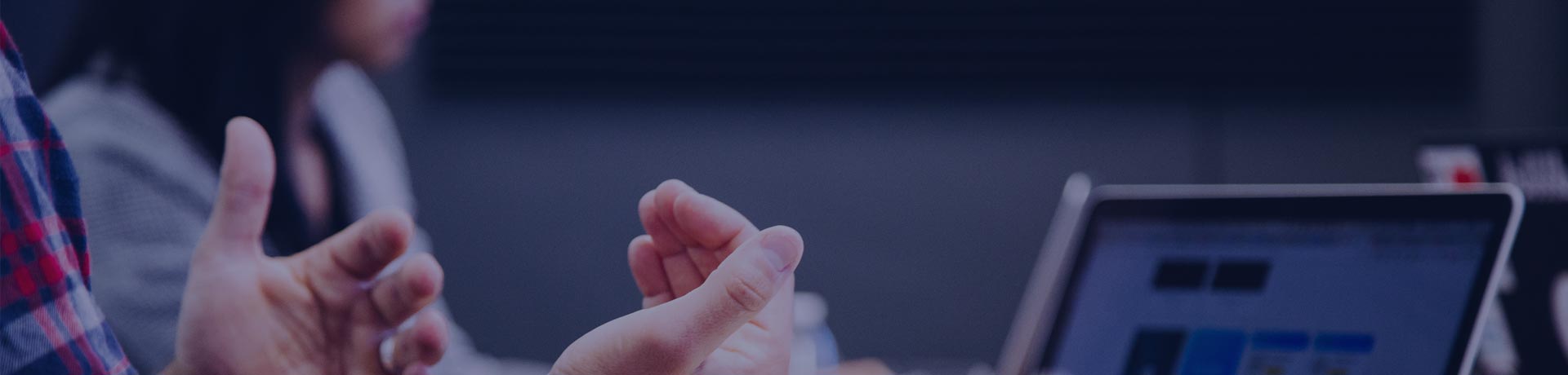 Huấn luyện viên Apave giải thích cho một thực tập sinh