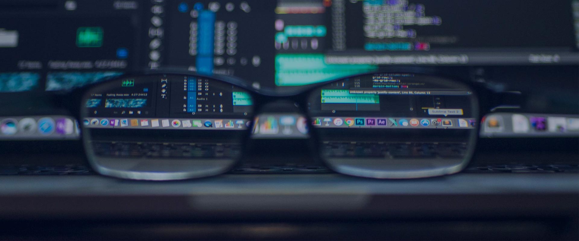 lunette devant un écran informatique