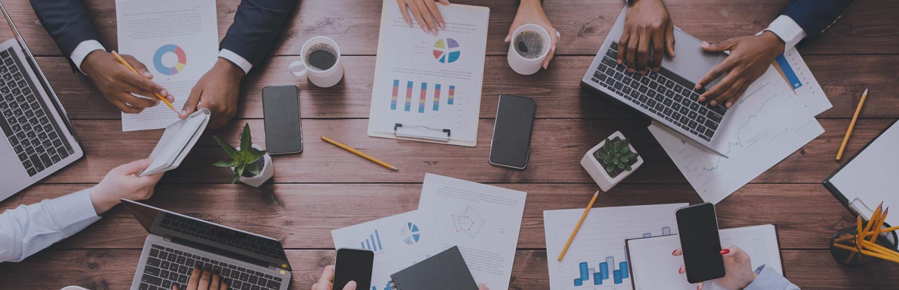 Vue du dessus d'une table de réunion avec des personnes en train de travailler