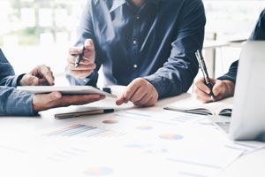 Réunion de travail de plusieurs personnes