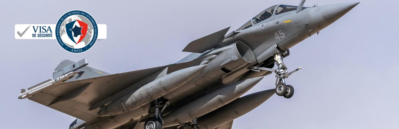 Avion de chasse militaire au décollage avec logos de sécurité ANSSI et Visa de Sécurité.