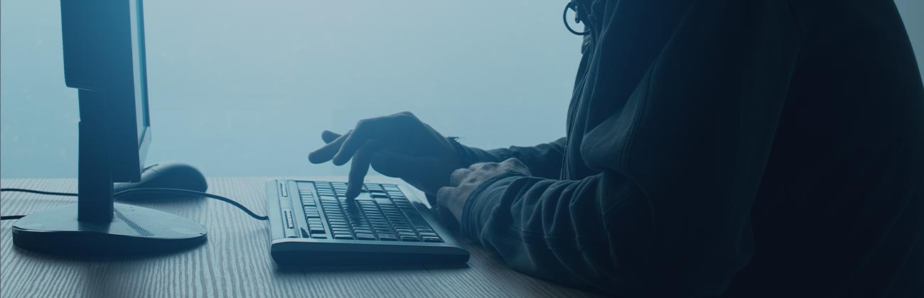 Un collaborateur clique sur le clavier d'un ordinateur