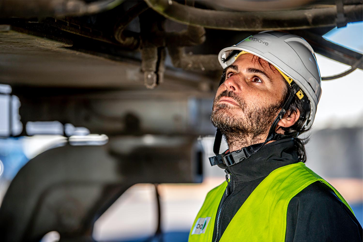 Technicien Apave inspectant une grue