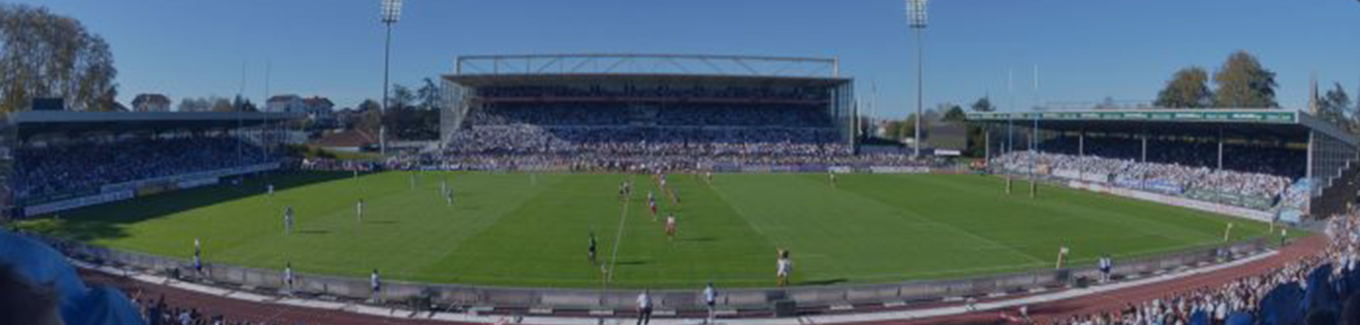 Un stade de rubgy avec spectateurs