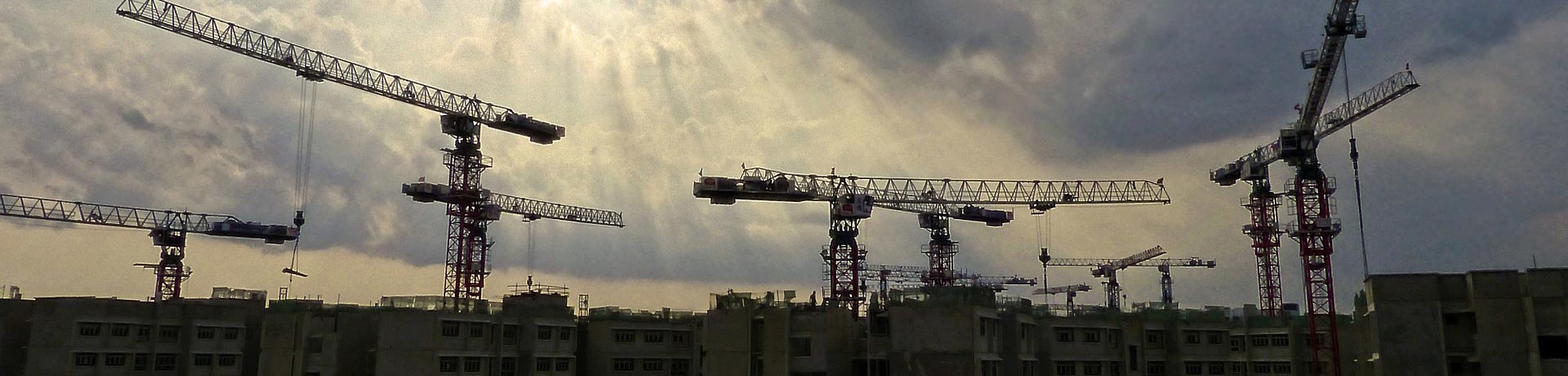 Grues sur un chantier de construction 