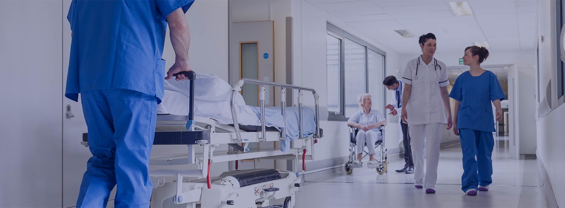 Des soignants et des patients passent dans le couloir d'un hôpital