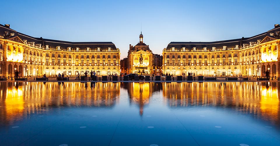 Bâtiment public éclairé en soirée