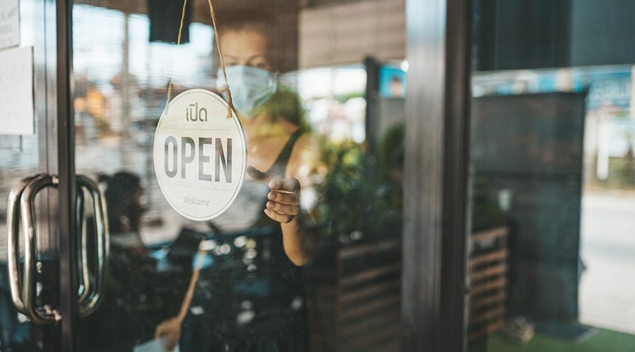 Une porte de magasin avec le logo Open