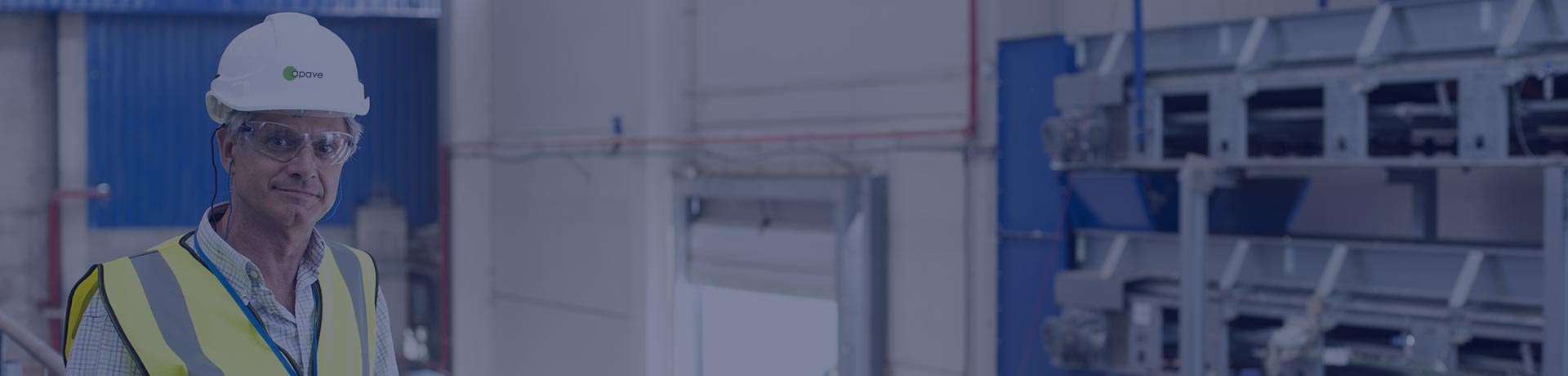 Un homme avec un gilet jaune et un casque blanc de sécurité