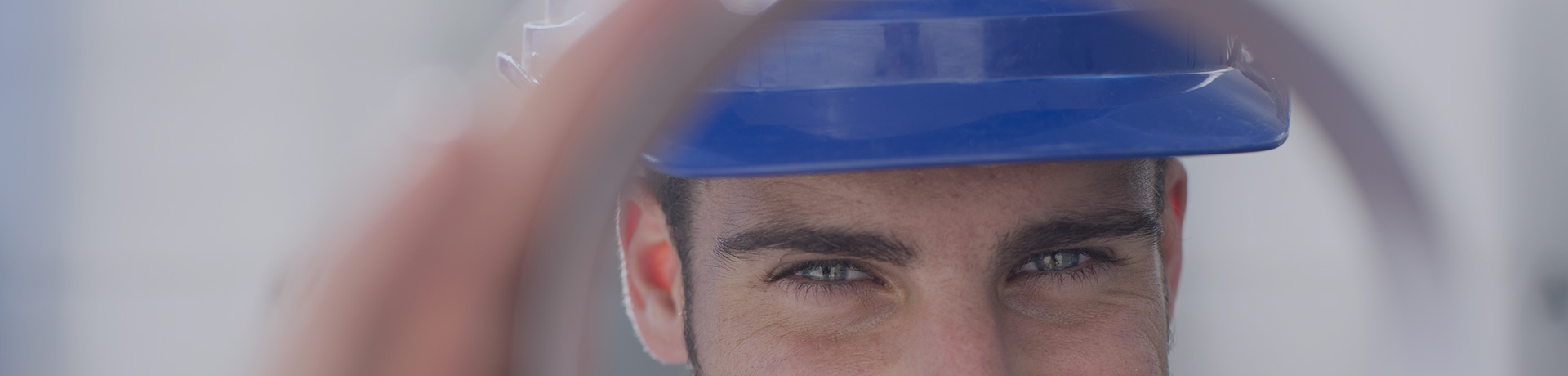 Un homme avec un casque bleu