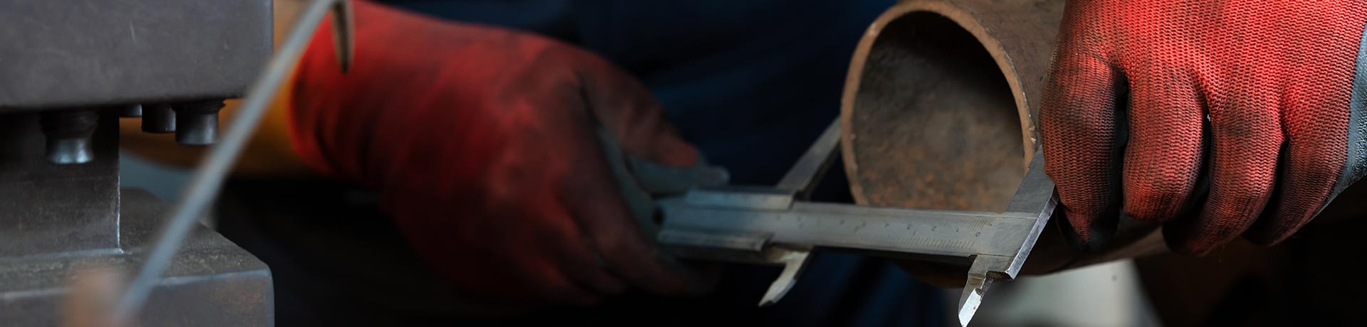 Un homme en train de réaliser une mesure
