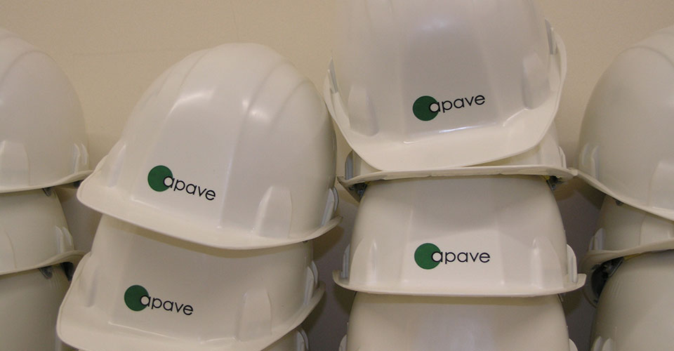 Des casques blancs portant le logo Apave