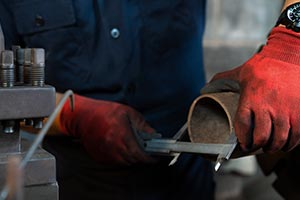 Un homme en train de réaliser des mesures