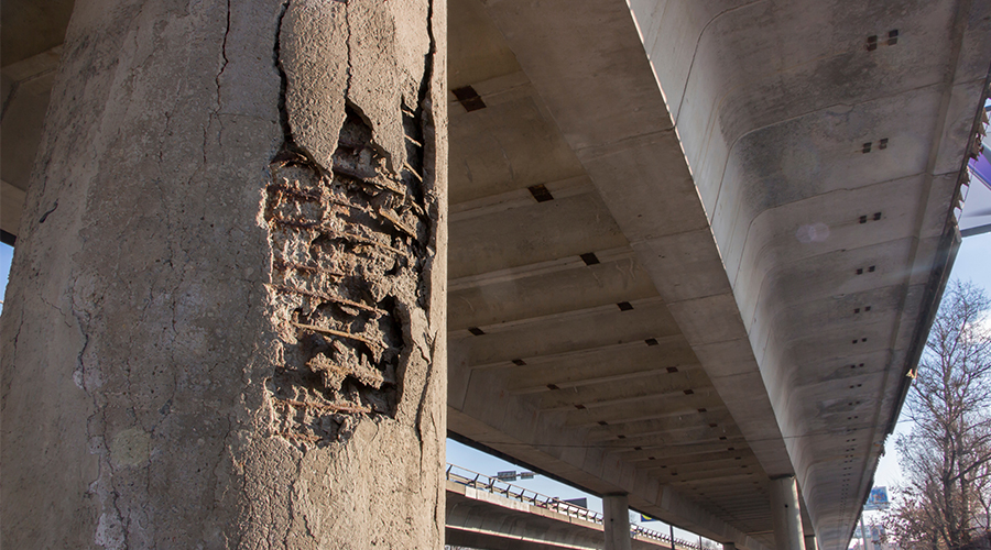 pilonne d'un pont abîmé