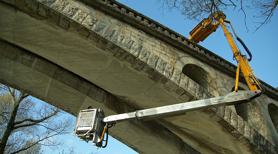 personne analysant la sécurité d'un pont