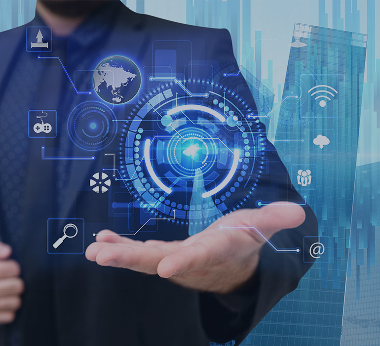 homme tenant un batiment dans ses mains avec des graphiques numériques autour