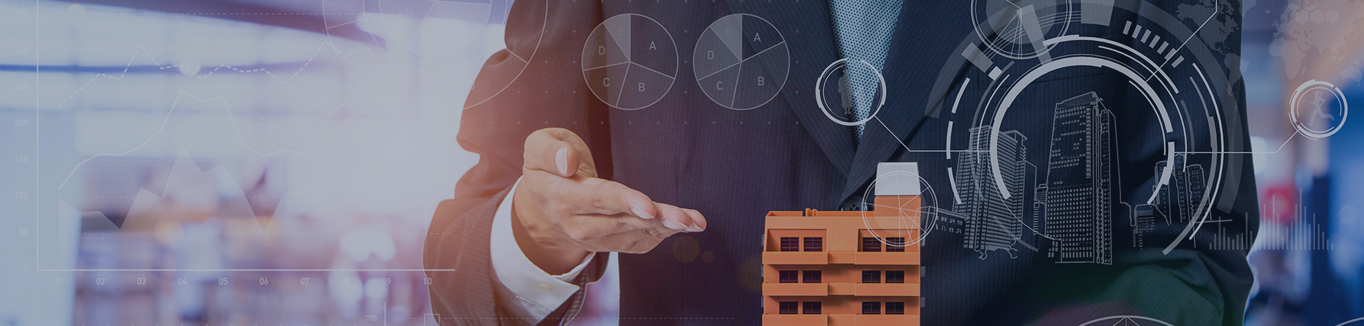 homme tenant un batiment dans ses mains avec des graphiques numériques autour