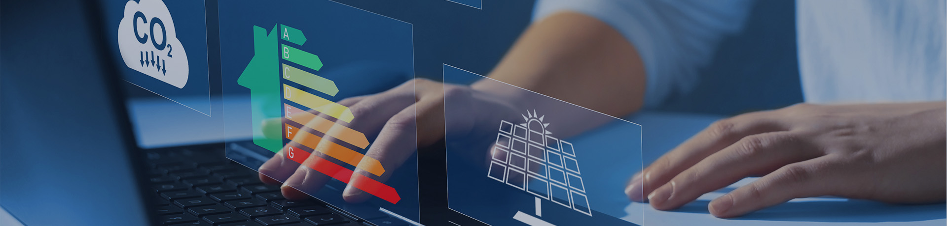 homme tapant sur un clavier avec un écran représentant une étiquette d'audit énergétique de batiment