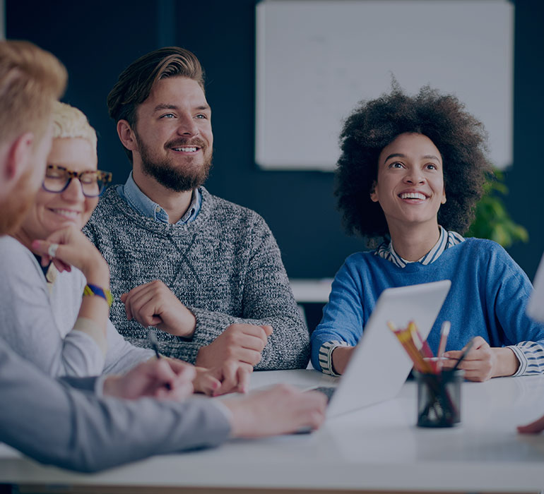 Un groupe de personnes en train de rire ensemble