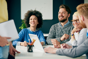 Un groupe de personnes en train de rire ensemble