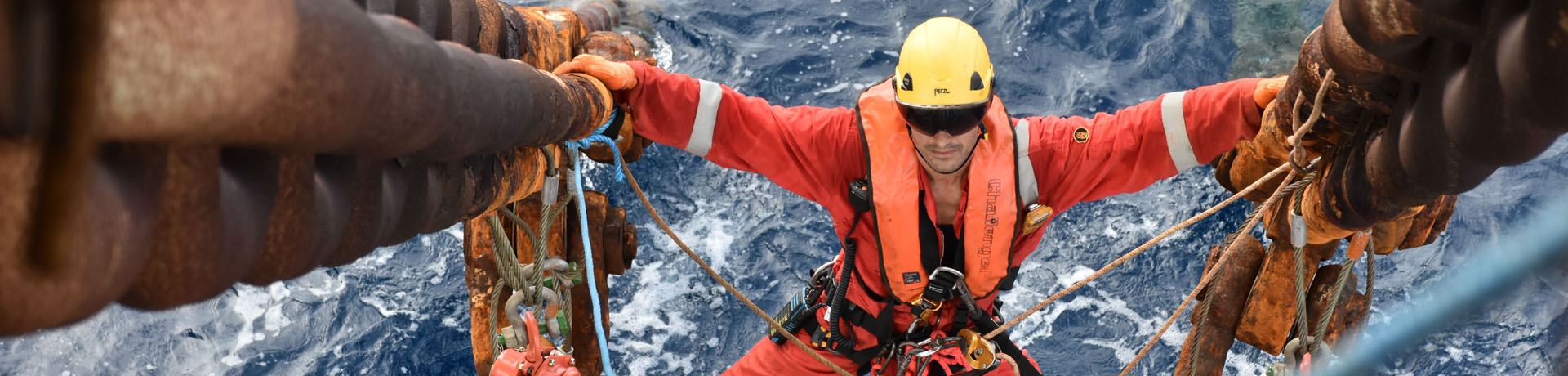 Un técnico de trabajos verticales realiza los controles reglamentarios